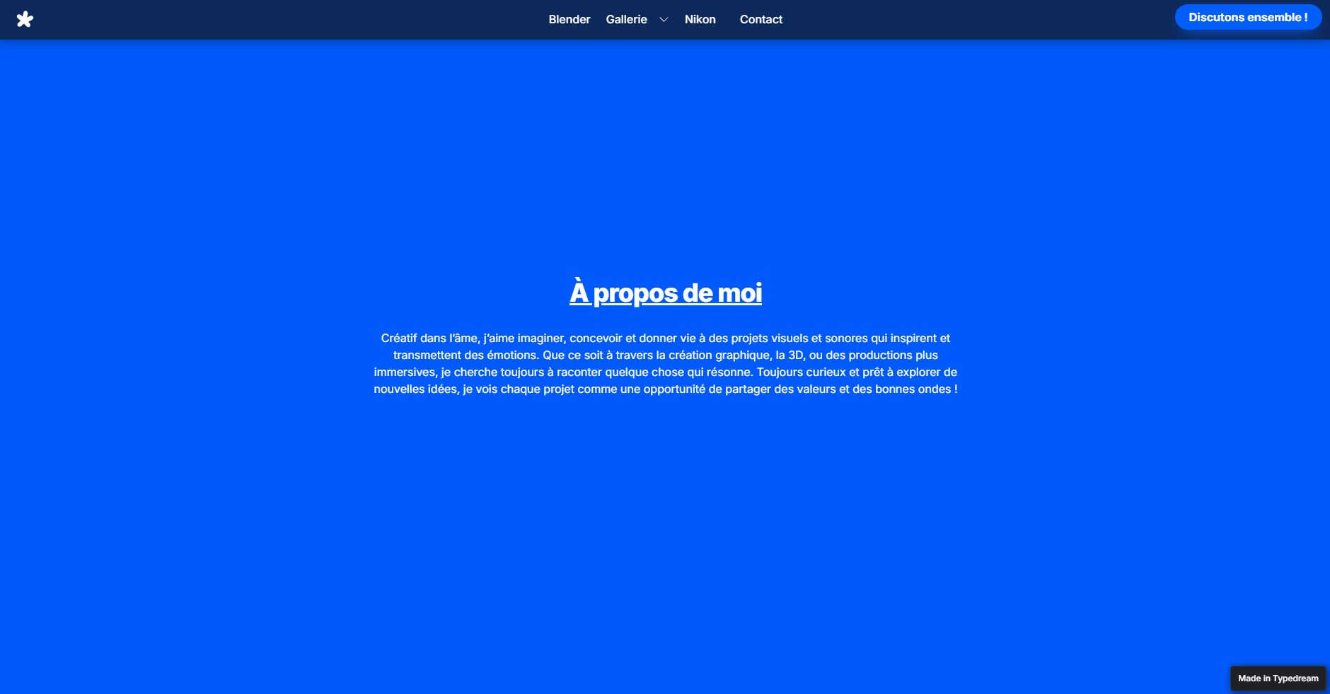 Capture d'écran d'une section du site web avec un fond bleu, affichant le texte "À propos de moi" suivi d'une présentation en blanc.