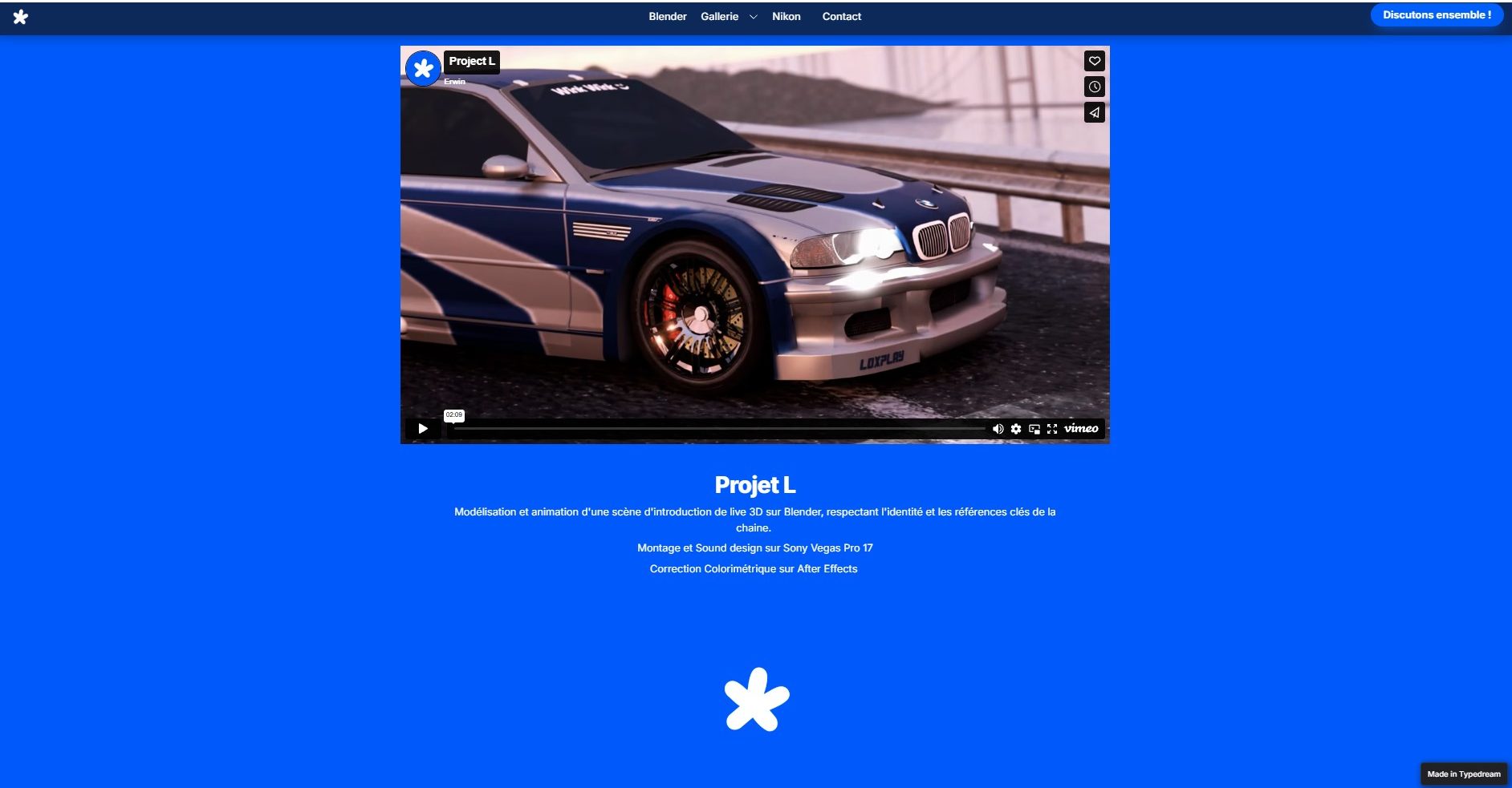Capture d'écran d'une section du site web présentant une vidéo de motion design, accompagnée d'un texte descriptif, avec un fond bleu et le logo de fleur blanche.