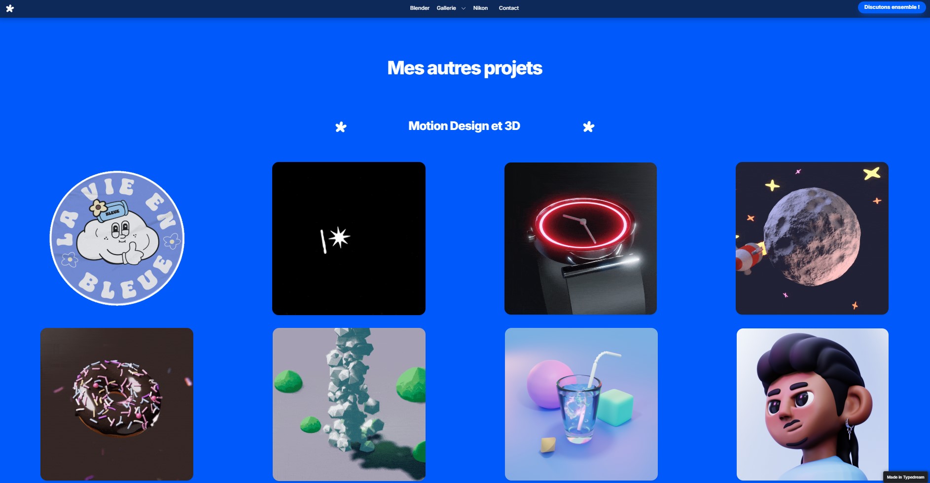 Capture d'écran d'une section d'un site web dédiée au motion design et aux créations 3D, avec un fond bleu.