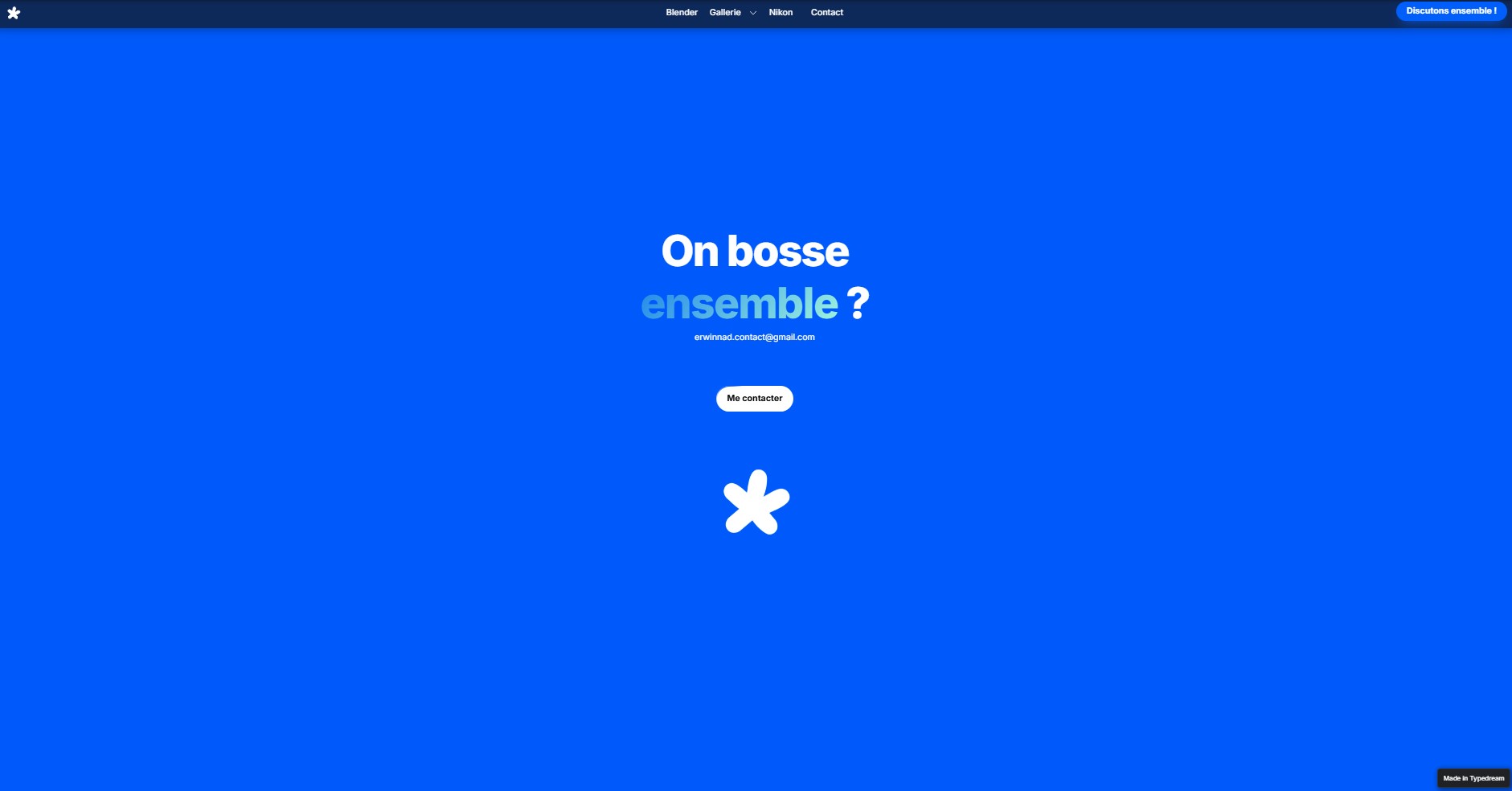 Capture d'écran de la fin d'un site web avec un fond bleu, affichant le texte 'On bosse ensemble?' accompagné d'un bouton de contact et du logo de fleur blanche.